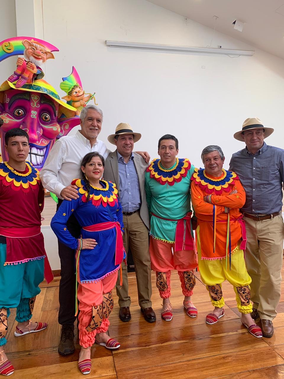 Rodrigo Lara Sánchez y el alcalde de Bogotá, Enrique Peñalosa, con artistas que participaron en la cumbre.